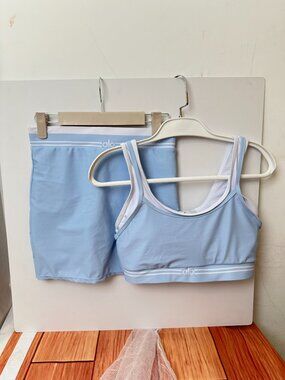 Alo Yoga solid color sports bra with logo + sports skirt, size S